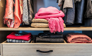 クローゼットの奥に積んだままの服